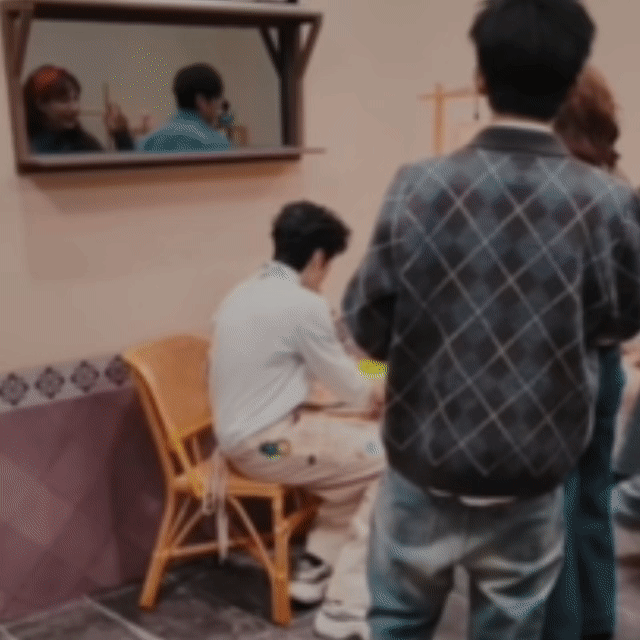 陈哲远仿佛老鼠进了米缸被陈哲远的吃货属性萌翻！大侦探 新一期里他化身零食控，独吞