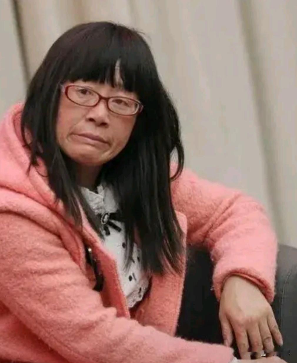 余秀华一个在互联网时代冒出来的女诗人，其实并不是她的诗歌作品有多好，要意境没有已