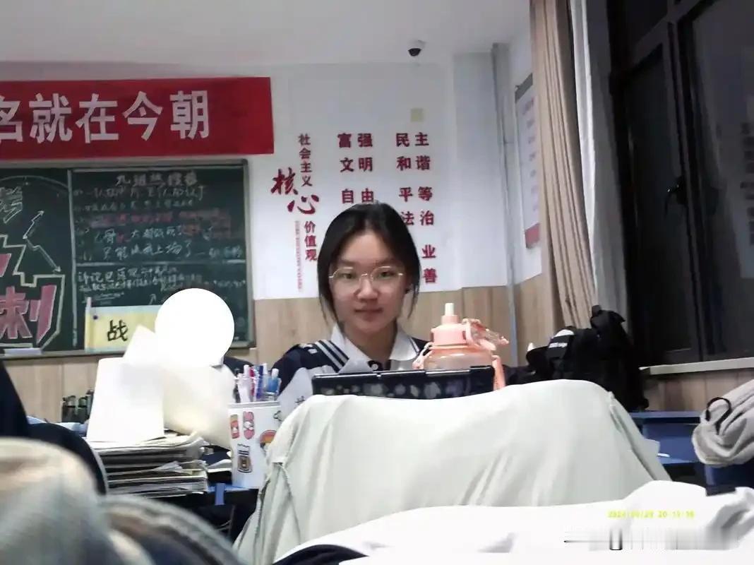 高考结束，天津一个女孩回到家，倒头就睡，整整睡了一天一夜。起初大家都以为，孩子只