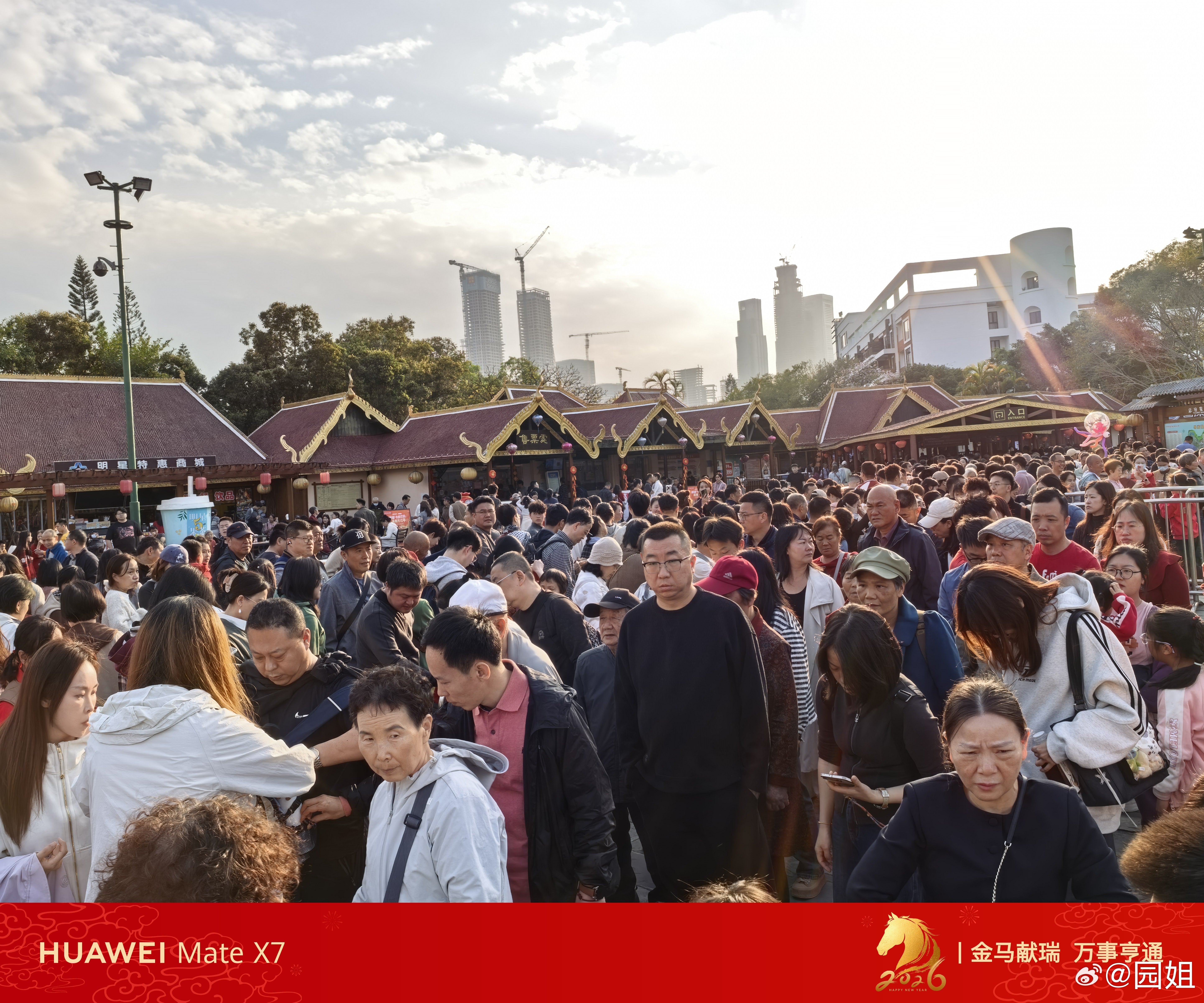 今天的锦绣中华全是人，入园都要排队，都来看晚上的等会，我们也来排队了。 