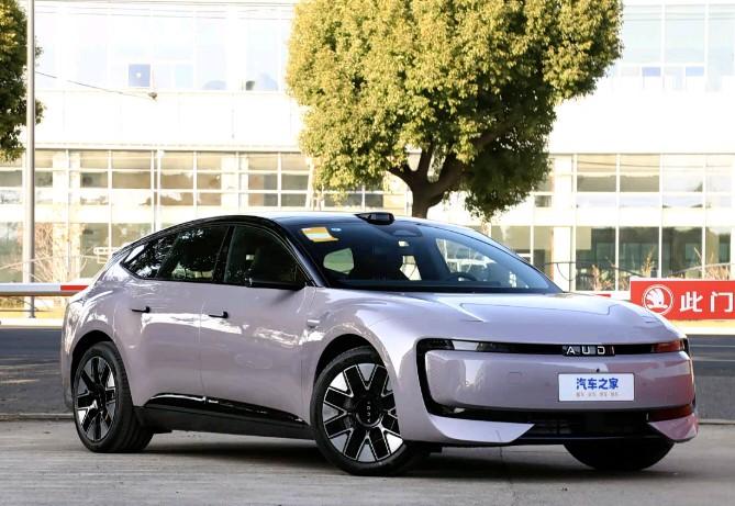 奥迪E5 Sportback 27.99万  3.4秒破百+四驱宝子们，上汽奥迪