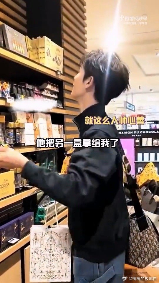 谁不想急头白脸偶遇一次李昀锐 从划船互拍到机场帮忙，李昀锐的偶遇太暖心！人帅温柔