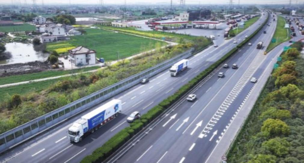 中国为什么要大力发展新能源汽车？看看2025年的汽车产业数据，就能明白一部分原因