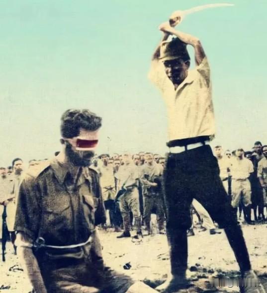 1943年，日军砍掉了一个澳大利亚男人的脑袋，还不忘拍照炫耀，结果就是因为这张照