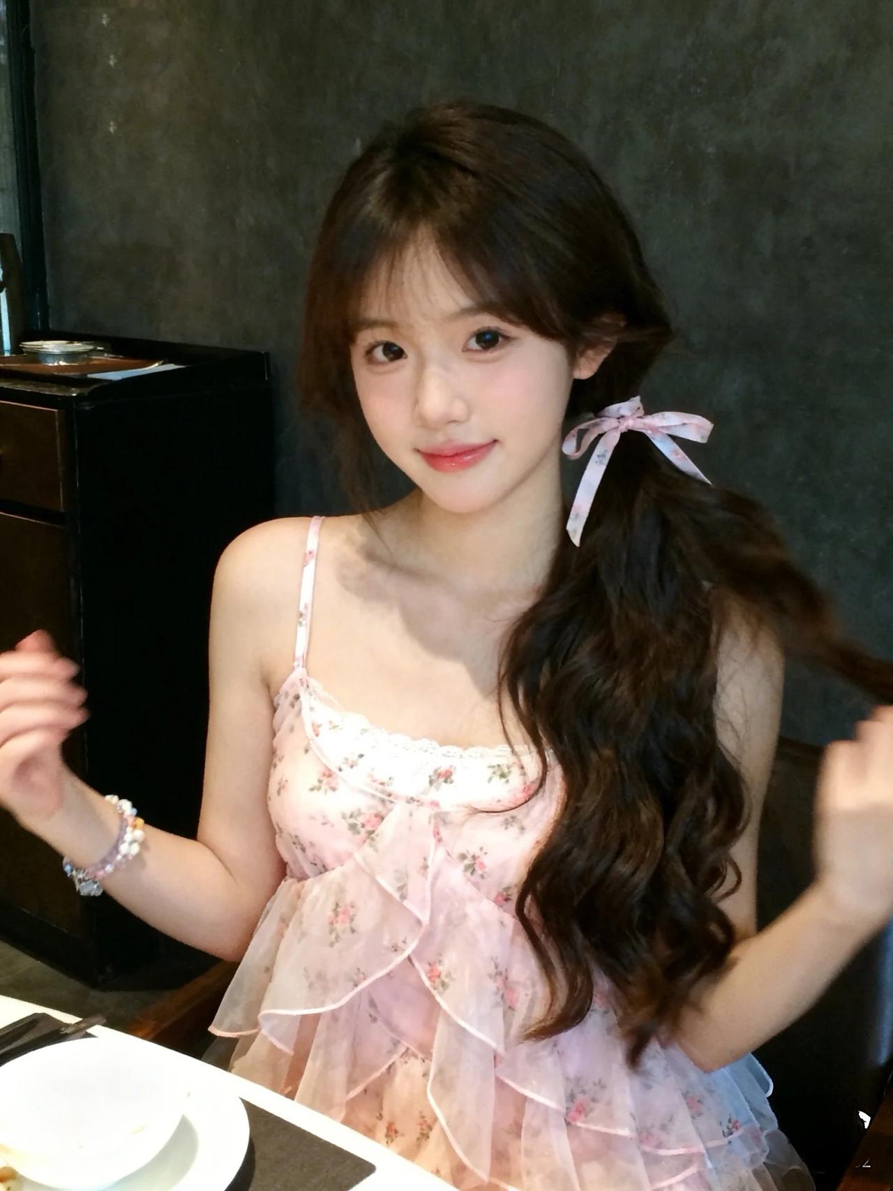 《甜梦微光》
深棕色的卷发如海藻般垂落肩头，发梢微微翘起的弧度带着少女特有的俏皮