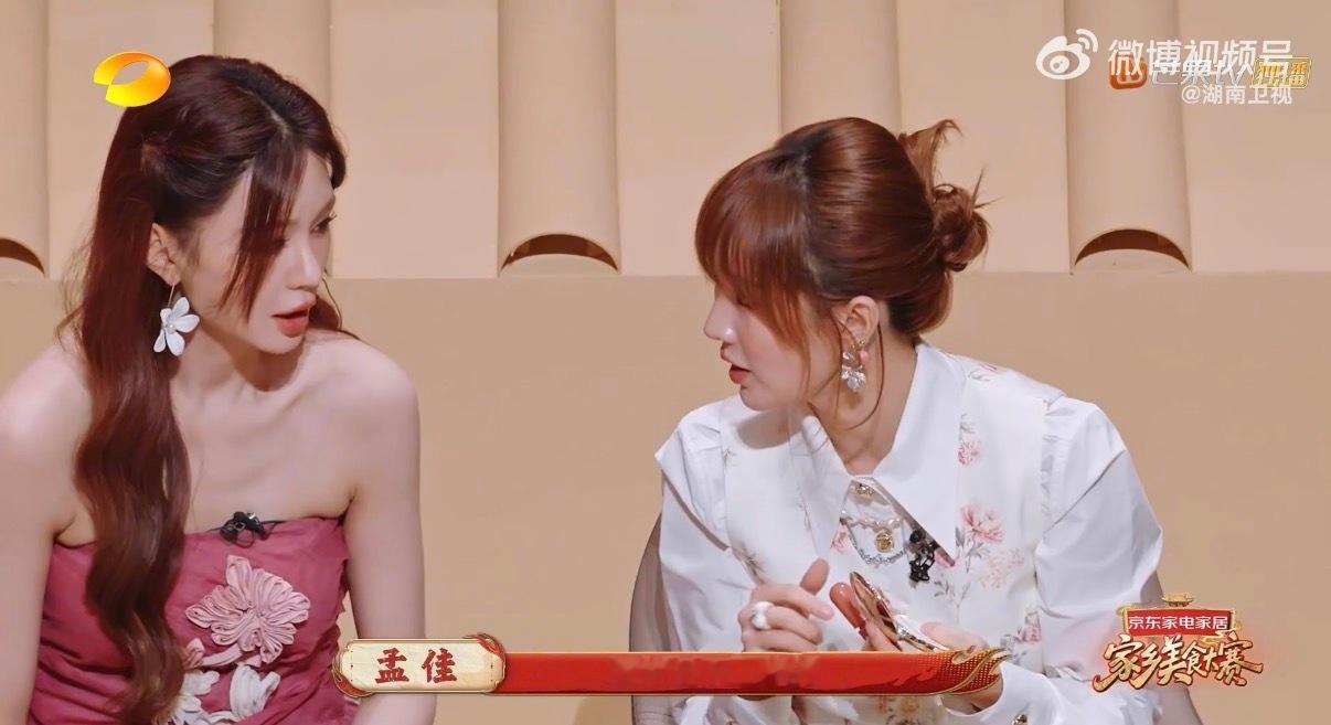 孟佳被湖南口味虾辣到脱妆孟佳开启湖南美食探店模式，遇上地道口味虾直接沦陷，三种风