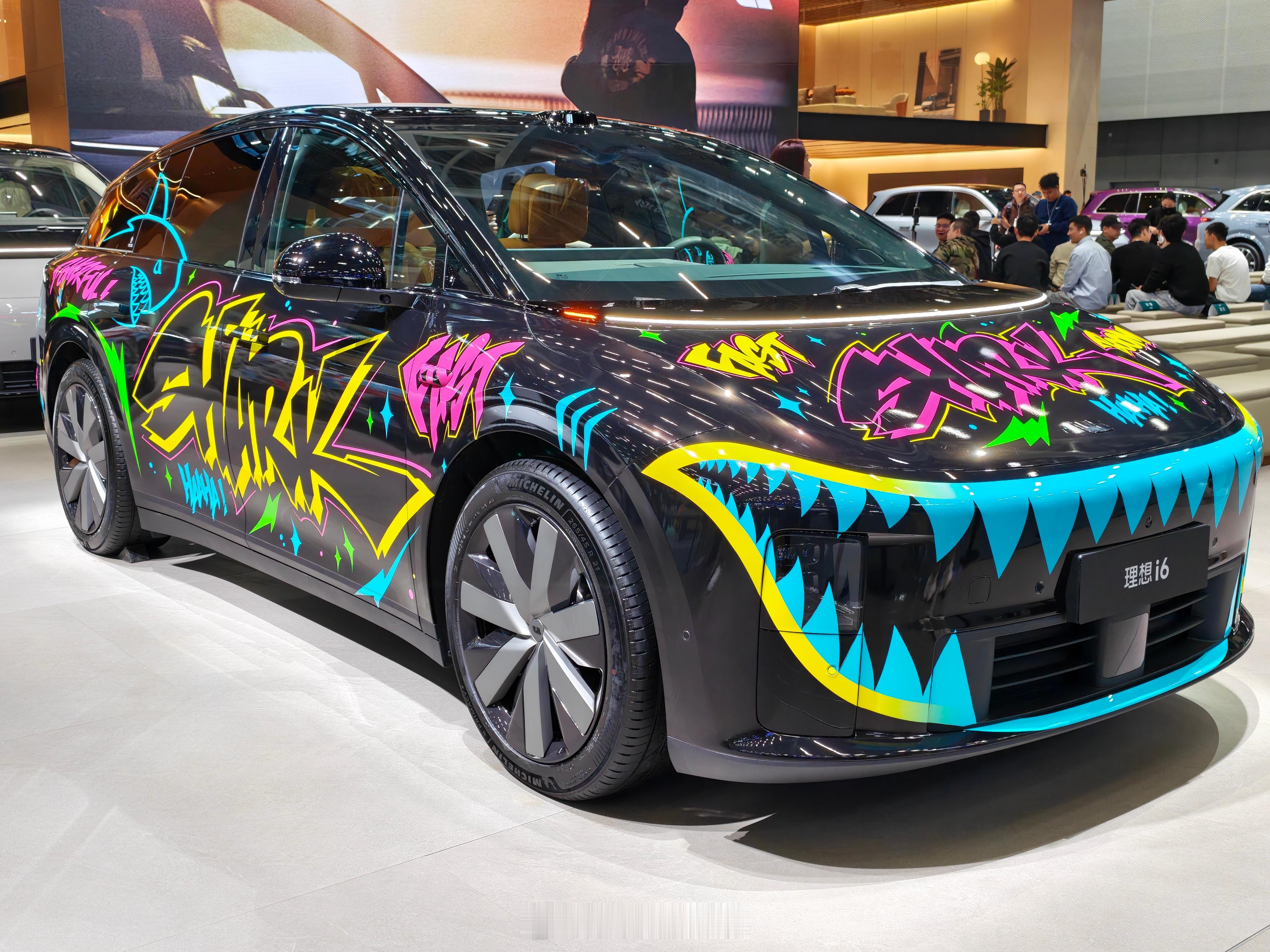 打卡理想展台，整得有点可爱是怎么回事，i6 鲨鱼涂装，色彩搭配的挺好，i8 也有