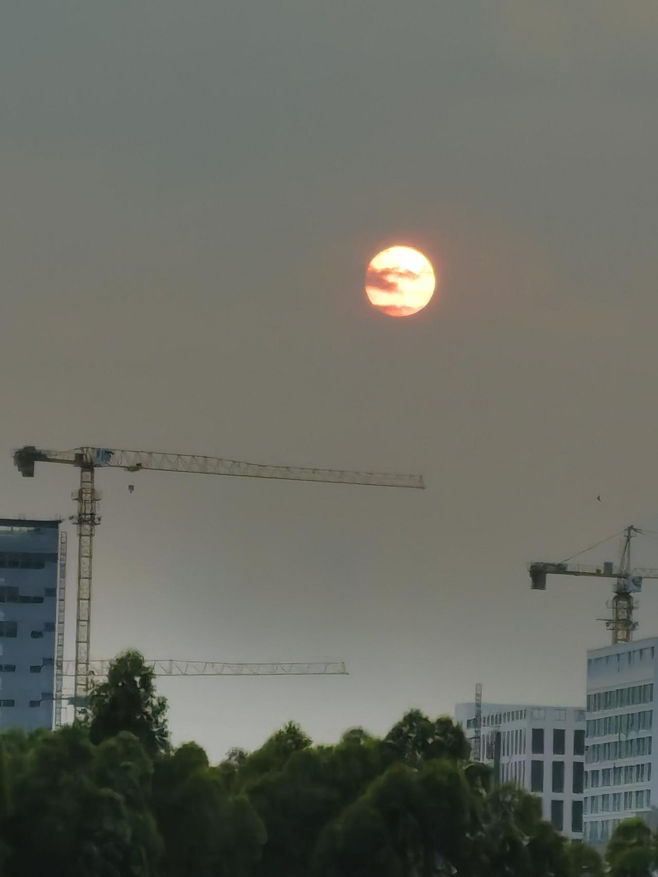 不一样的夕阳
经常在月亮🌙里面看到图案，却很少在太阳☀里面看到其它图案，今天傍