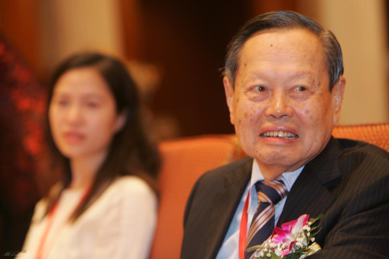 ”老夫少妻“在当今社会并不少见，这不，有一老者和小自己16岁的妻子结婚当日便出现