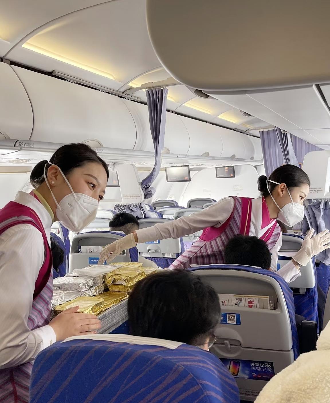 干了3年空姐的表妹辞职了，她说：这辈子都不想再和这个职业有任何瓜葛！
这话让我一