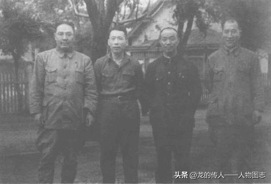 1948年伍修权兼管东北军区军工生产期间与战友们合影(左起:边章五、伍修权、刘向