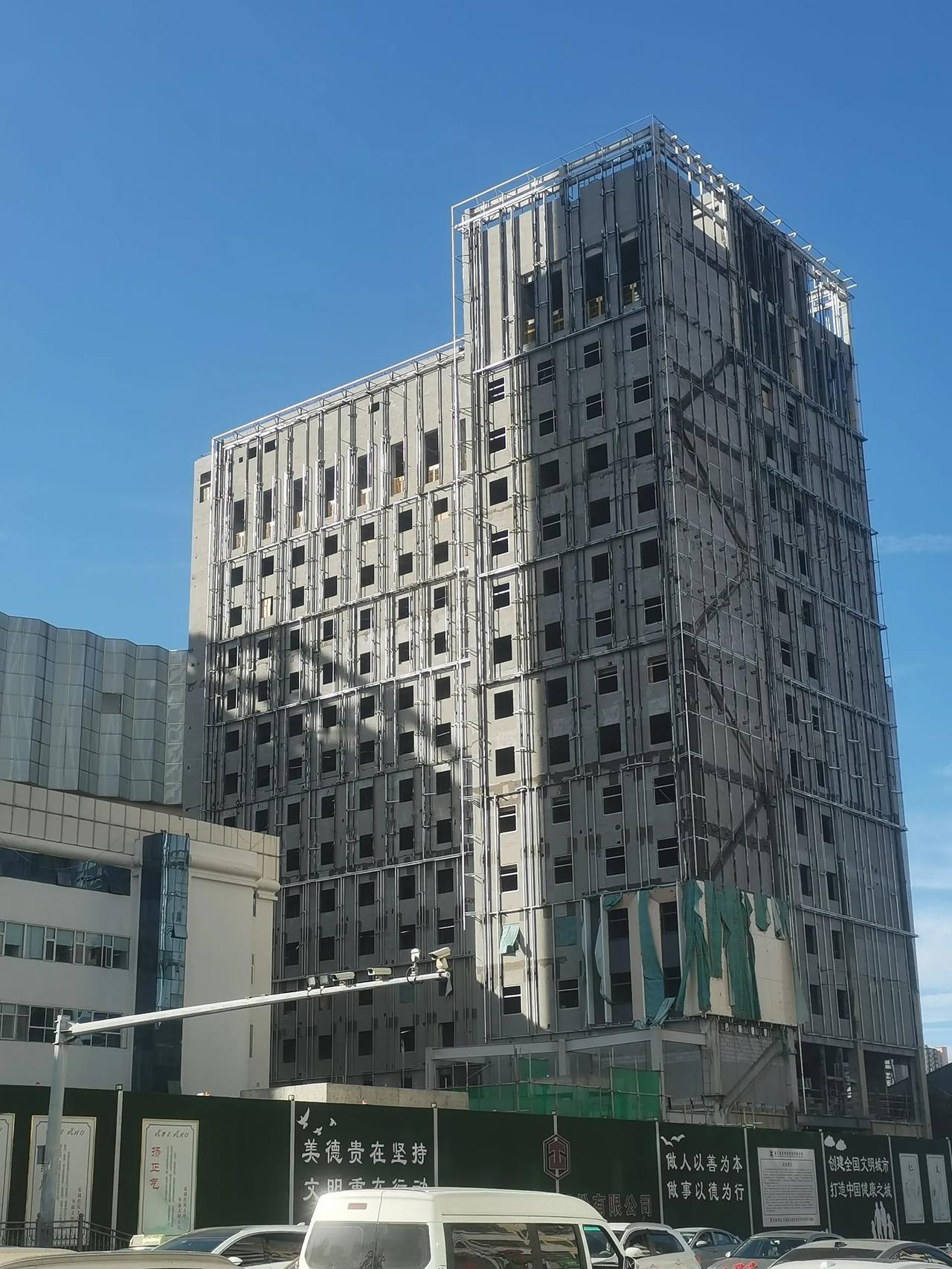 北京路上，金俊广场旁边的这个英迪格酒店，我还也为把外面的网拆除了快装修好了，原来