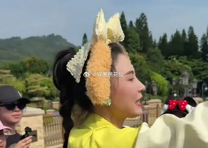 张柏芝去迪士尼游玩了，她这次搭配的像个漂亮的美少女，真的是太漂亮了，而且显得很可