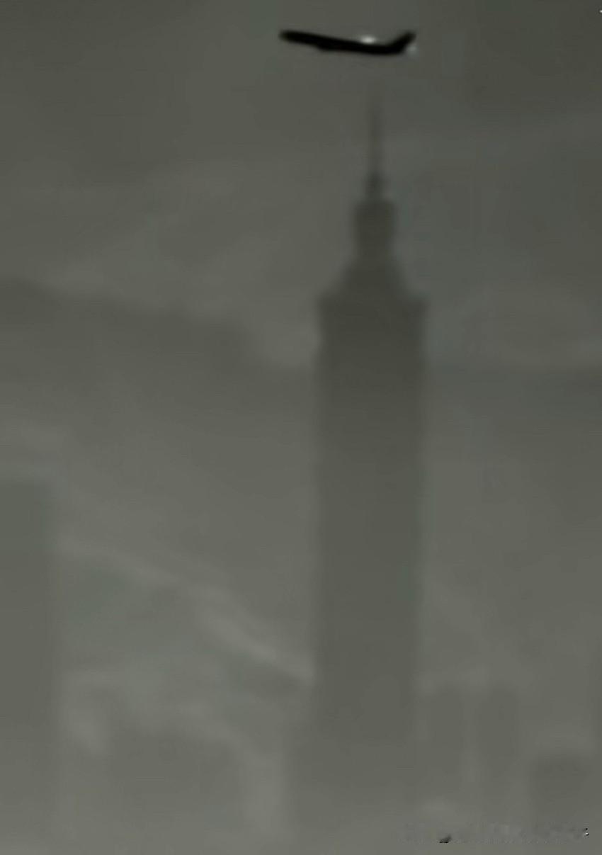 我怕墨色太浓，惊扰了长眠的英魂；
又怕笔锋太浅，描不出他们山河震荡的曾经。
历史