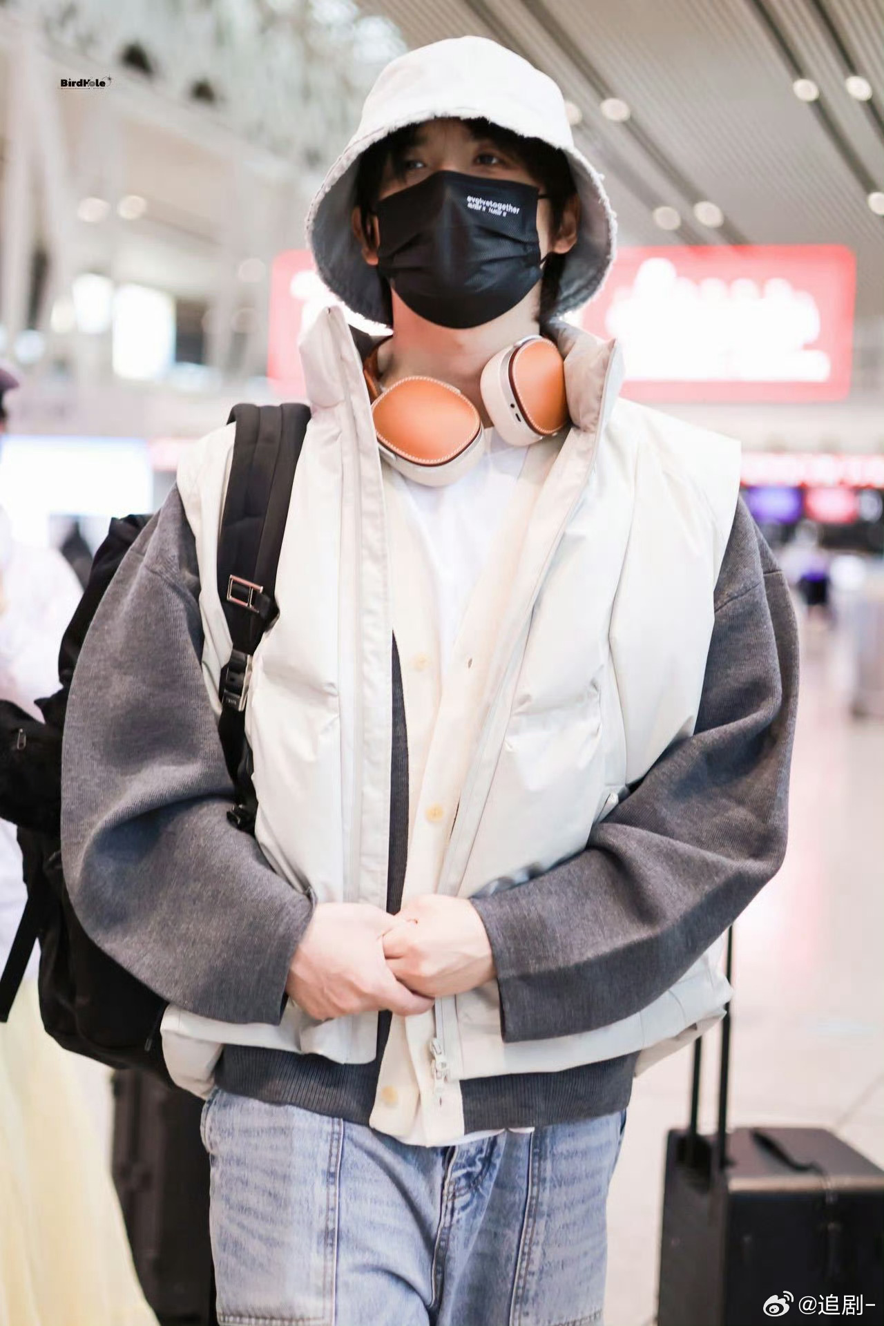 张远在飞机上也不忘给魏哲鸣打call看得出张远很着急了 张远这波太有梗！飞机上急