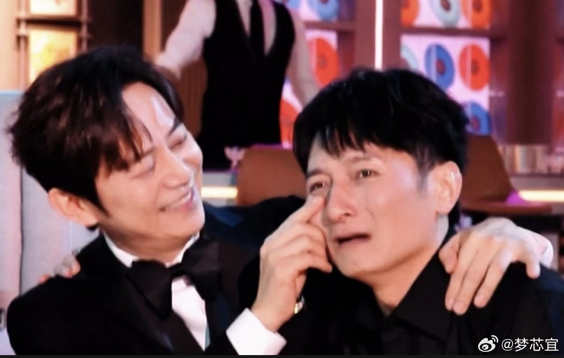 何炅维嘉搞得人也心酸酸的看着他们红了眼眶，也跟着心酸落泪，是怀念从前每个周六，准