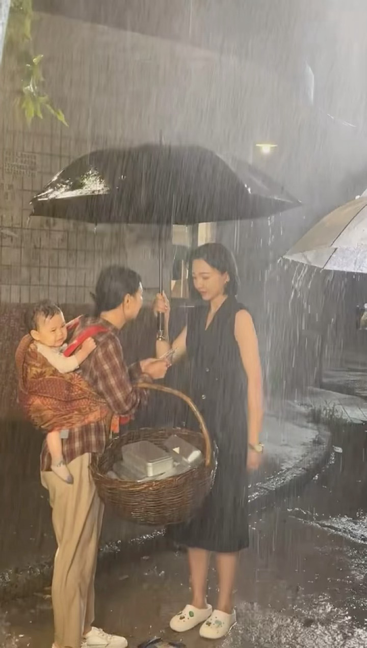 这不就是虐待幼童吗…… 短剧演员吐槽剧组让孩子一直淋雨