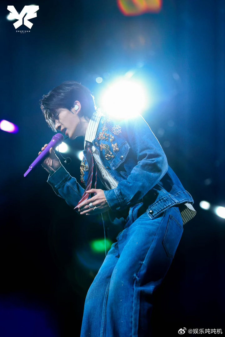 卓沅演唱会跟观众上演宠物情人卓沅变成猫也很守男德 小猫装扮跟着逗猫棒来回拉扯那段