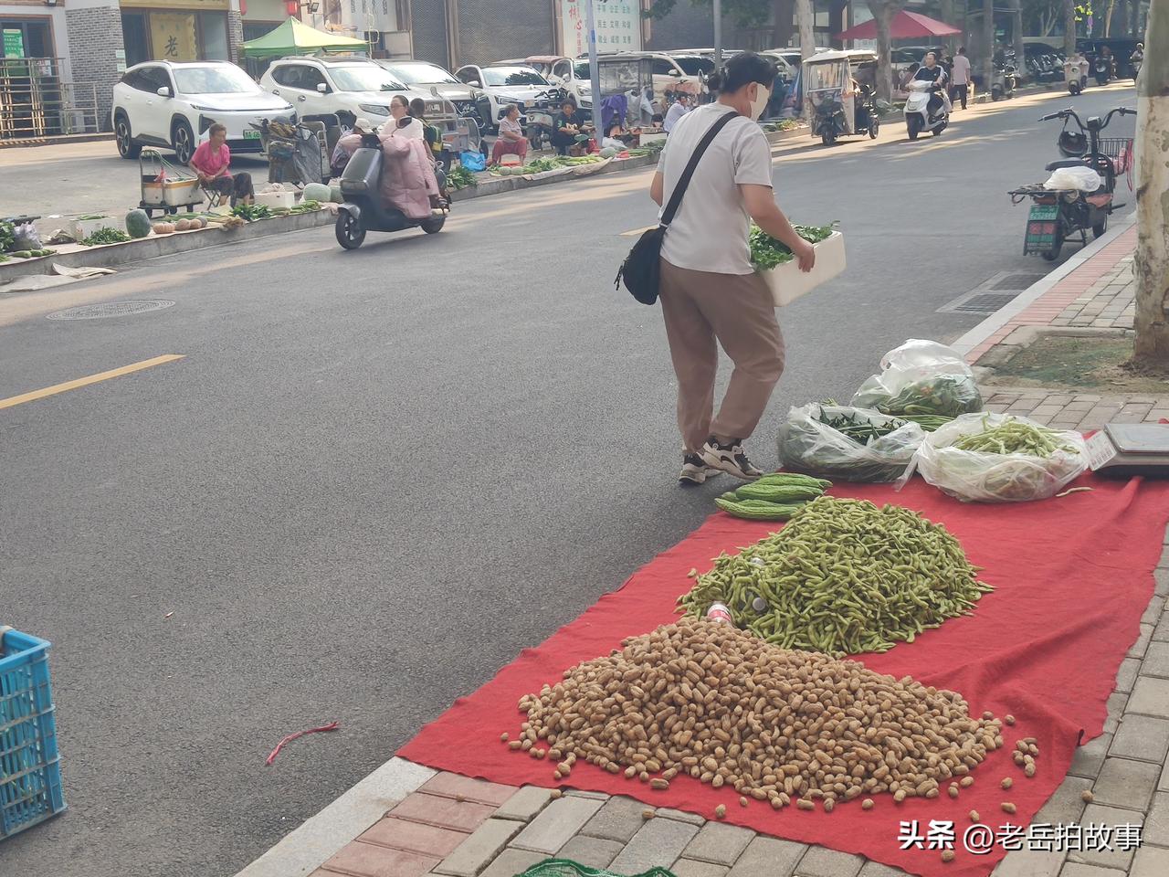 郑州街头随手拍，五点后，郑州市汝河路边成了菜市场，前来摆摊卖各种蔬菜的、水果的和