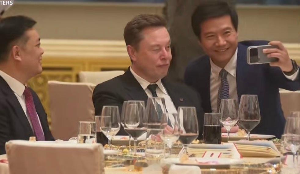 雷军马斯克合影两家全球超牛逼影响力的车企老总此刻心里会怎么想对方呢🤔 马斯克曾