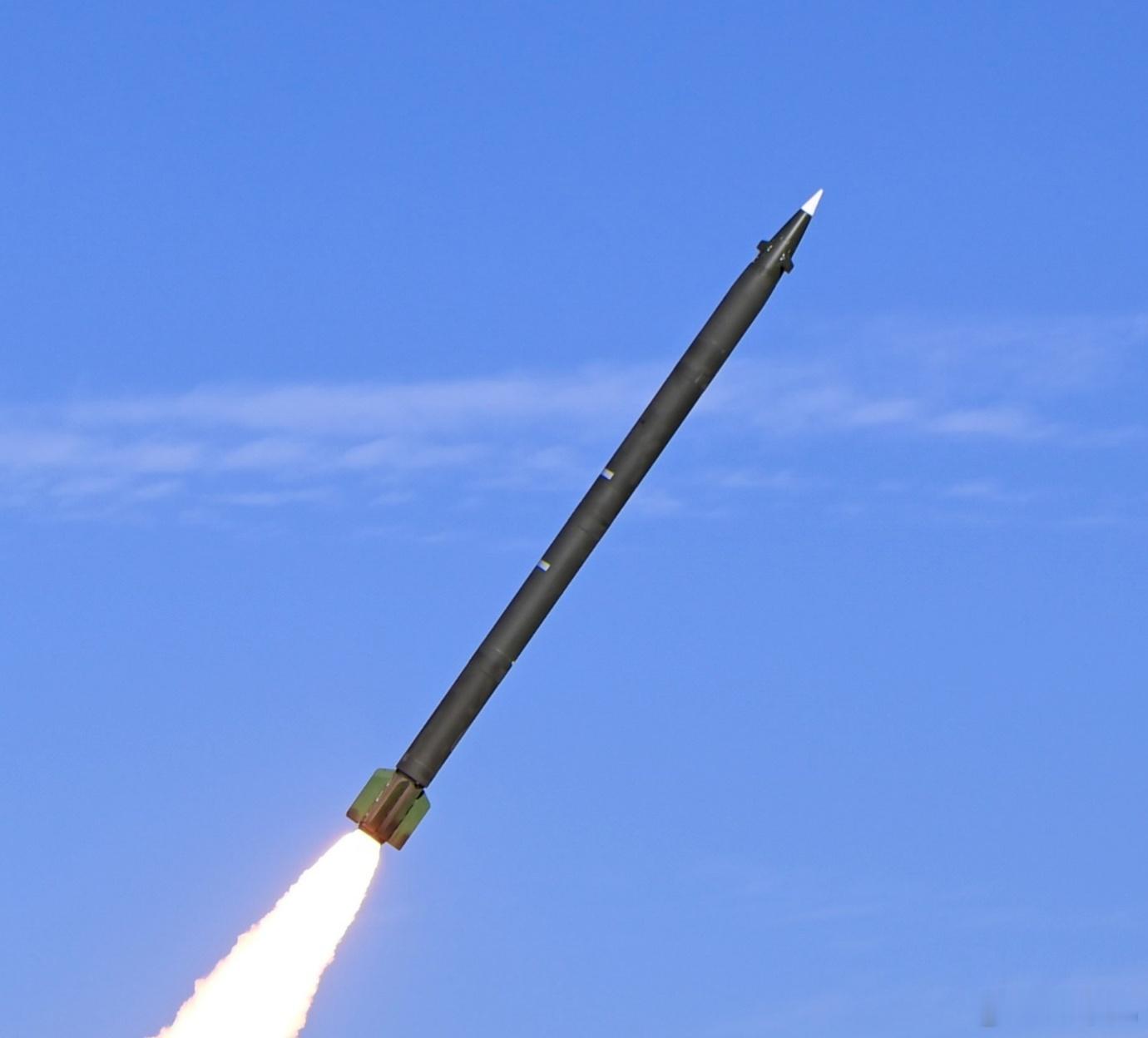 目前解放军自用型370毫米远程制导火箭弹最清晰的图片。 