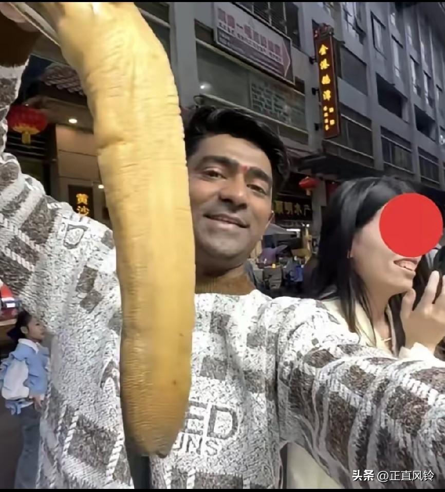印度网红在咱中国，拿着一个象拔蚌一脸坏笑追问中国女孩像什么，直接发布外网，说中国