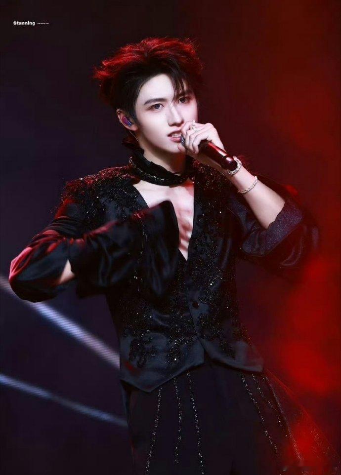 朱志鑫在粉丝维权朱志鑫粉丝为了跟时代峰峻维权，让时代峰峻归还朱志鑫在团里面的唯一