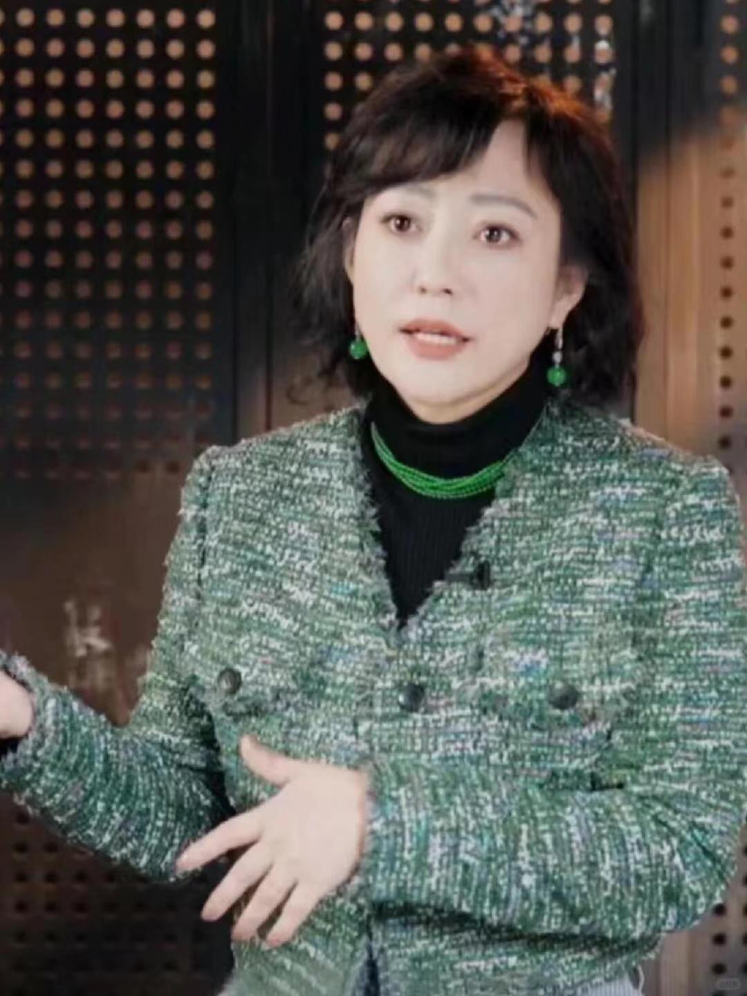 郝蕾上个综艺，几十套翡翠轮流戴不带重复的，她超爱翡翠 ​​​