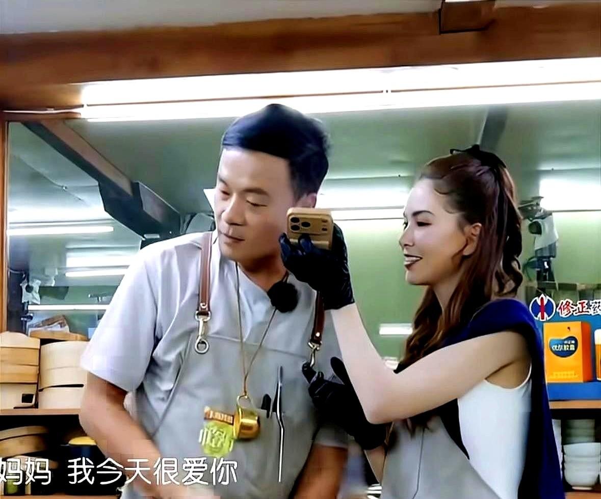 鸟巢彩排现场，4岁小丫头扯着嗓子冲台上吼：“我回应的你都没在听！”被吼的男人是周