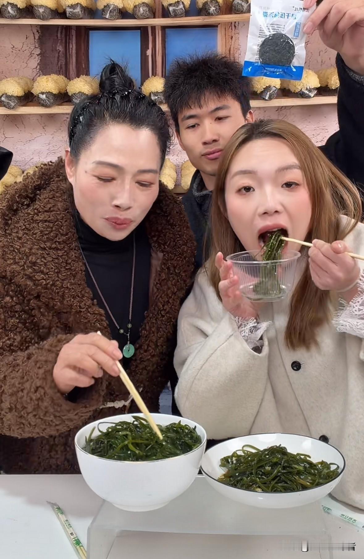 今天，谢浩男的好友海军，带着他的妈妈与大妹回到福建老家，开启了一场家乡特产直播带