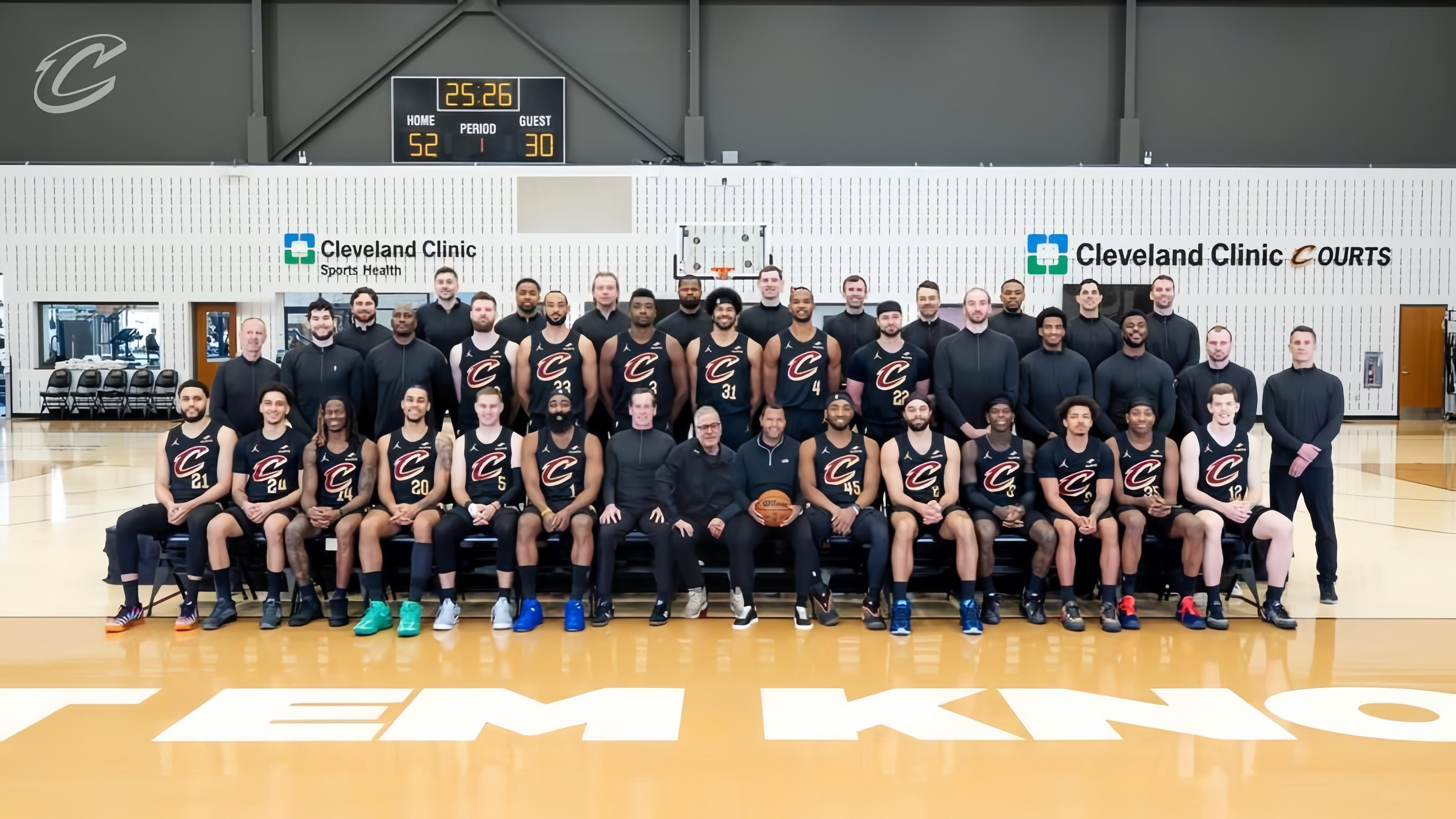 骑士队晒出季后赛开打前的全家福！克利夫兰骑士