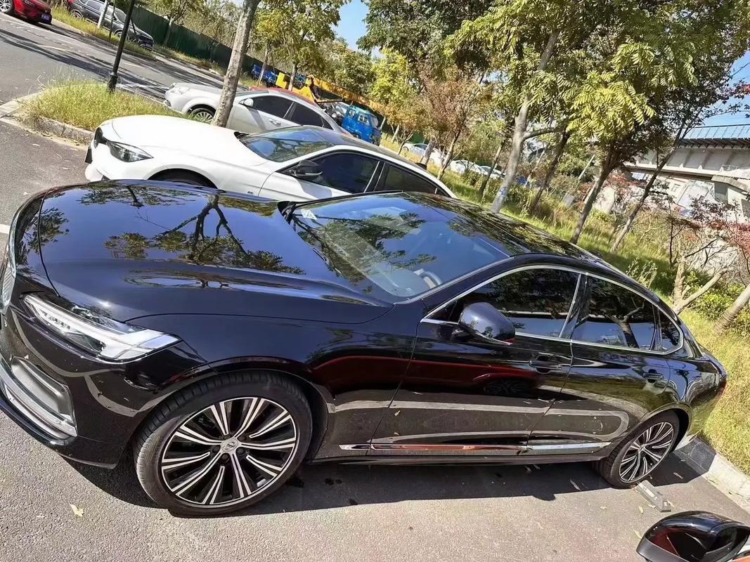 这台 S90 智远豪华版，跑了快一万公里，旁边开 A6L 的大哥凑过来问："这车