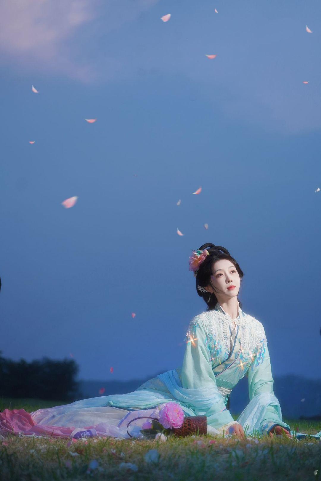 宣璐古早天女那味儿 宣璐这组图太有古早天女那味儿了！靛蓝汉服轻盈飘逸，簪花点缀发