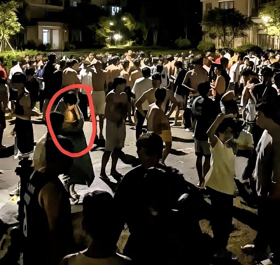 甘肃地震又一次敲响了警钟，告诉我们逃生时手机钱都不重要，抓条被子才是关键！

要