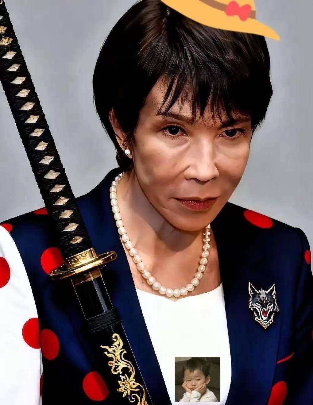 日本国会大楼大厅，出现了令人震惊的一幕：

立宪民主党党首野田佳彦猛地拍向质询台