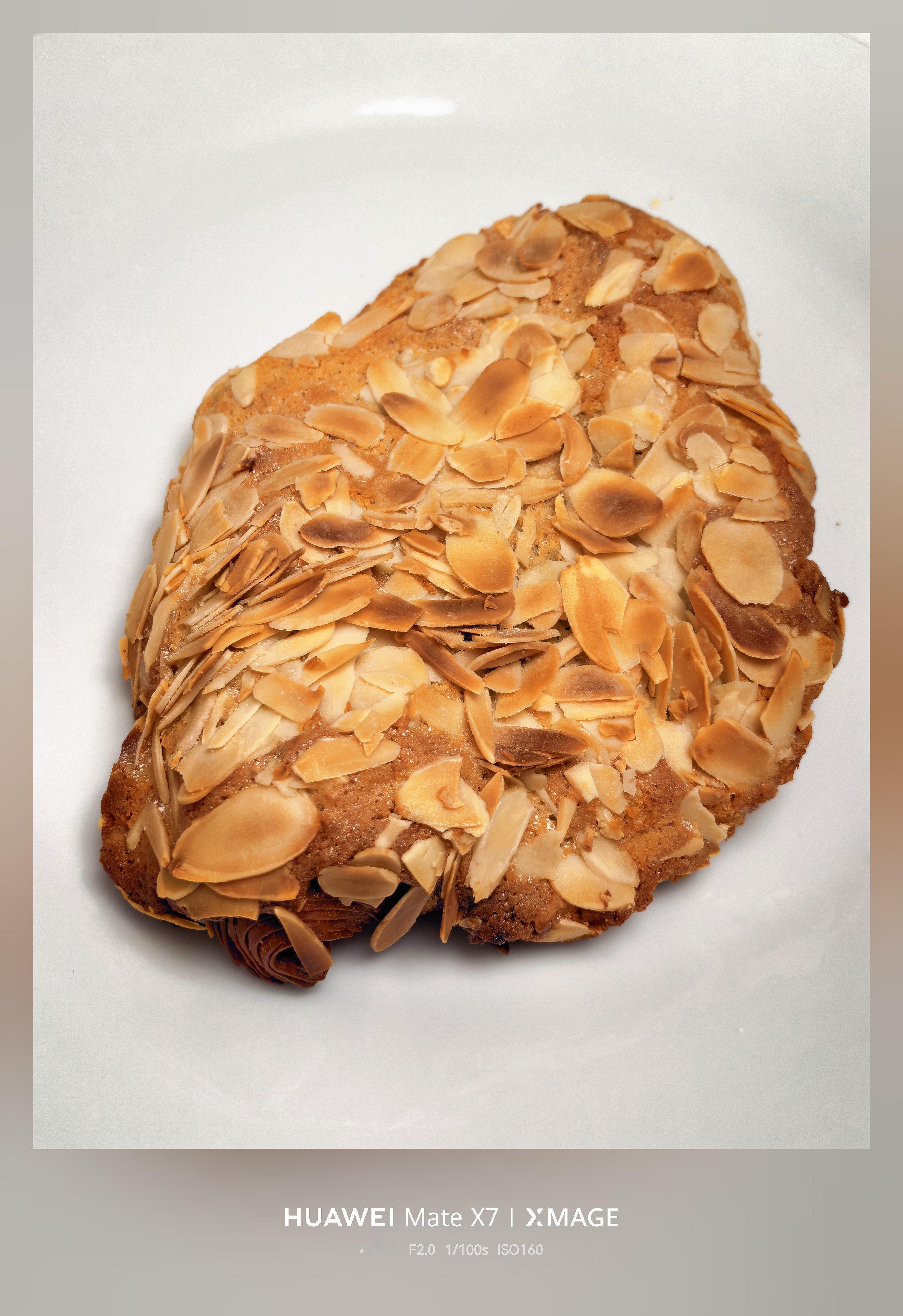 早晨吃的杏仁牛角包复烤一下杏仁脆脆非常有坚果香气和女朋友学的方法 