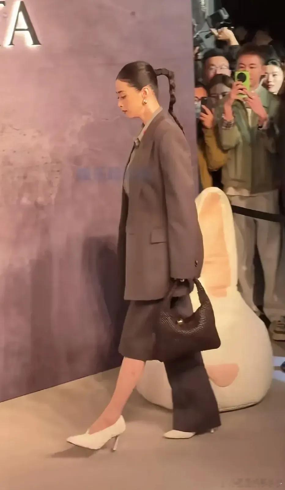 蒋欣也有得罪造型师的时候，这弯曲的马尾加平到不可思议的后脑勺，看起来真的像上墙伸
