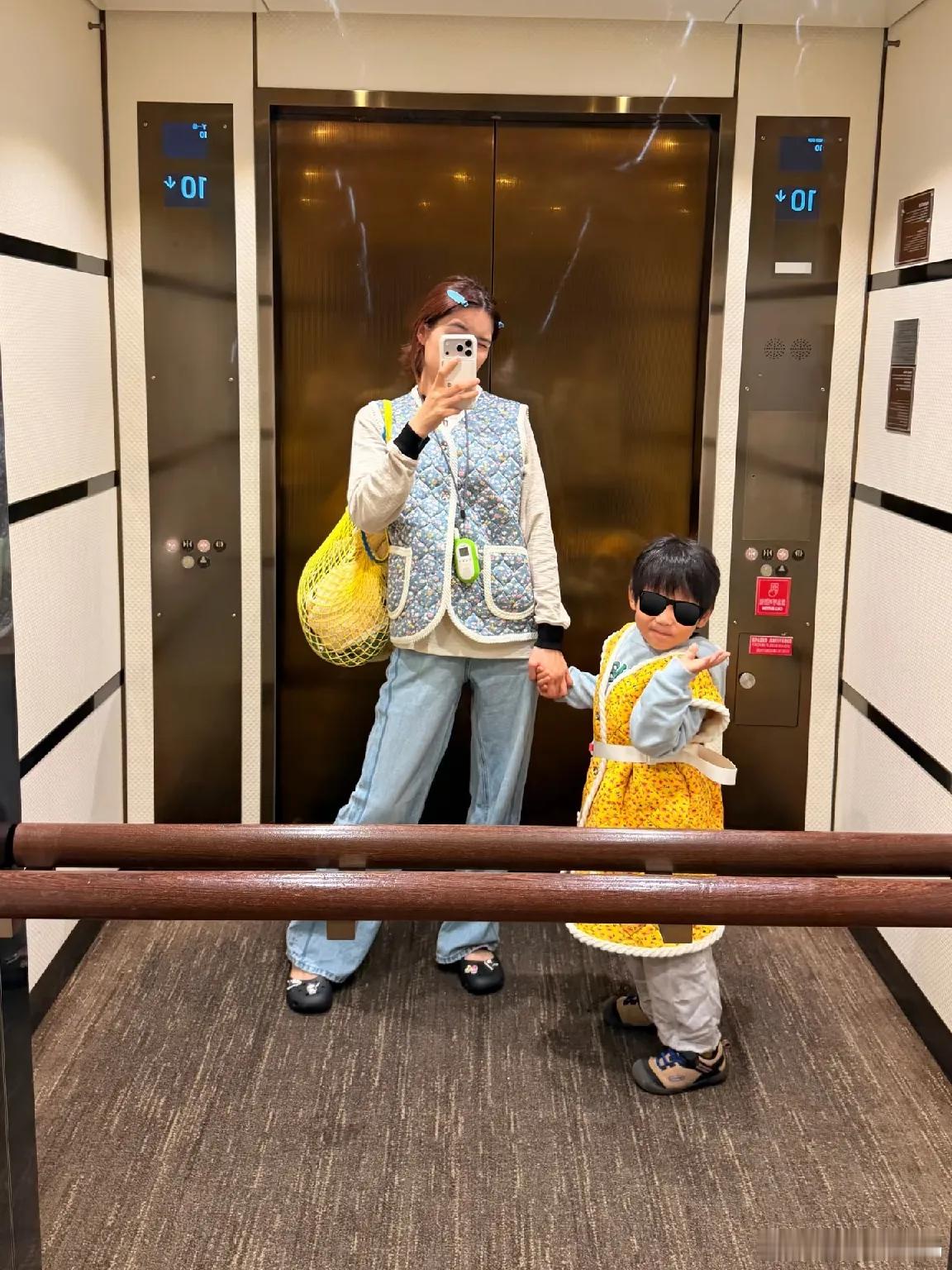 苏醒妻子廖语辰分享带娃日常，两个儿子出镜，家里瞬间热闹十足。两个小朋友颜值出众，