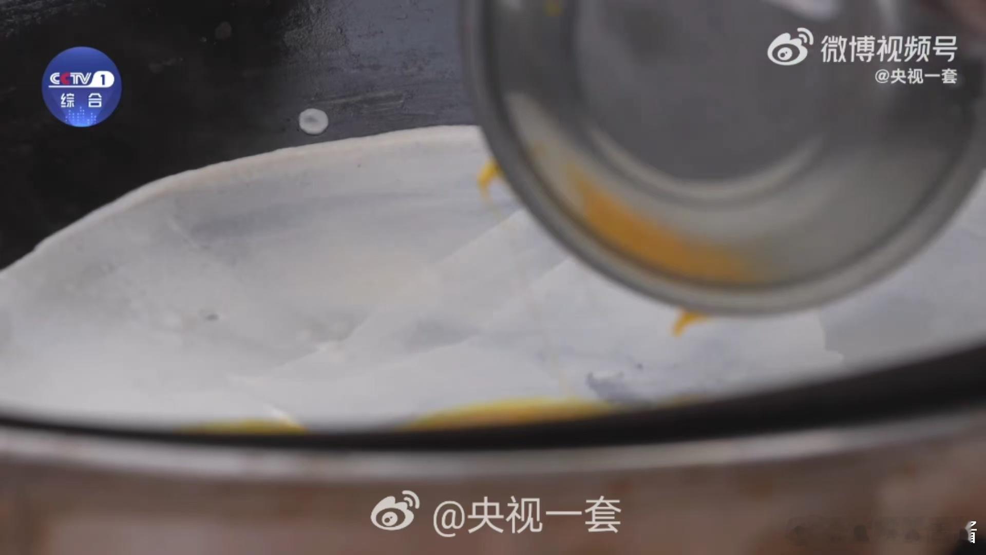 #用贝壳当锅铲的豆皮你吃过吗#在喧嚣的都市中，寻找一份宁静的美味。老通城豆皮，用