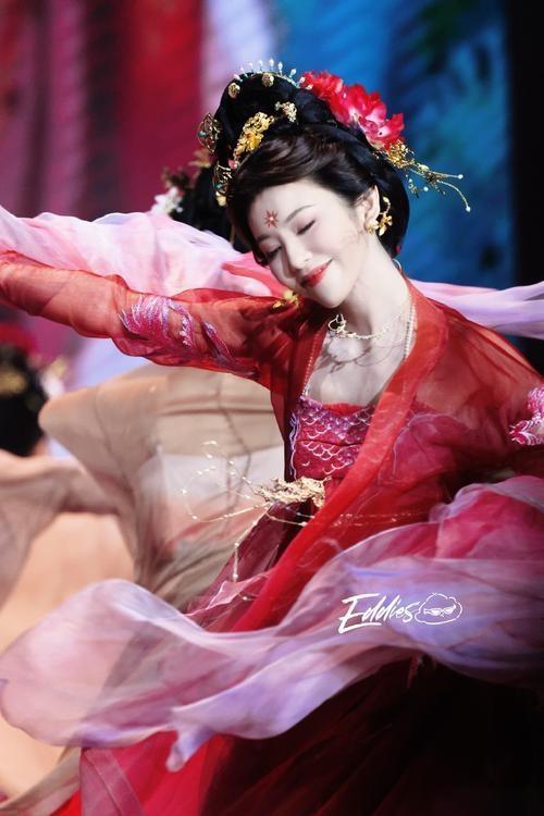 姚安娜在古装悬疑剧《唐宫奇案》中首度挑战古装角色，饰演医师裴愈。她保留标志性齐刘