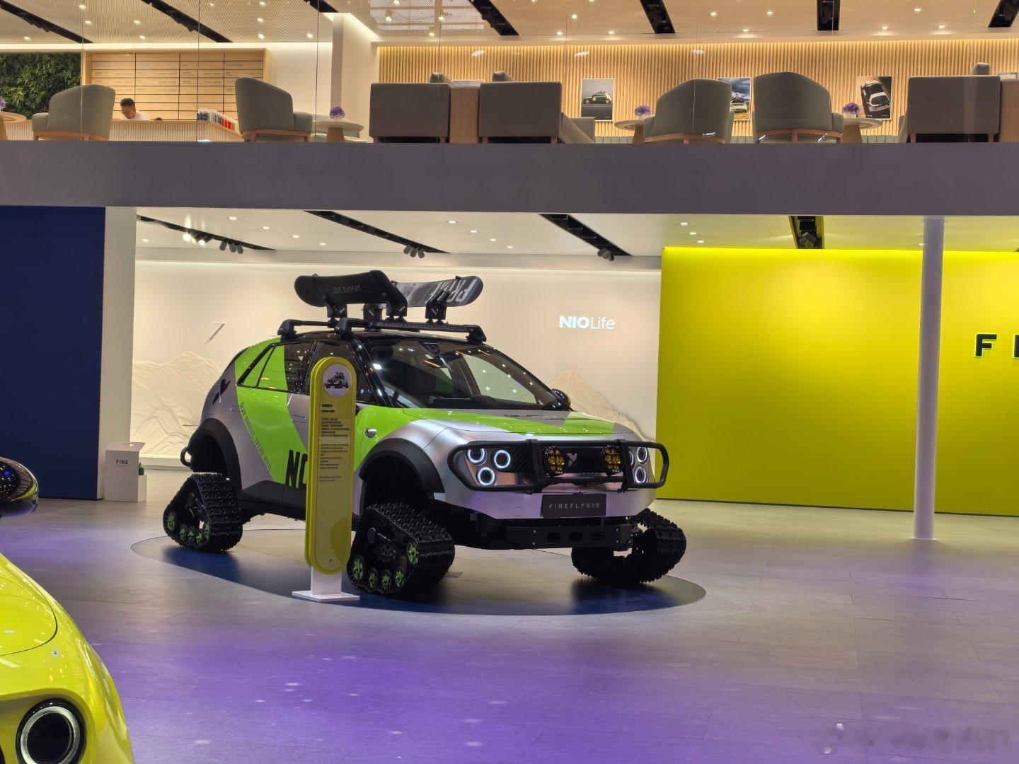 到岗开工，一进门就看见了个狠的，蔚来竟然把换电站搬到了展台上，两款萤火虫改的也有