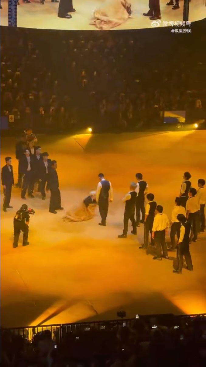 李昊演唱会出场被人套在麻袋里🎤红馆舞台迎来历史性一幕！麻袋装载登场脑洞大开，足