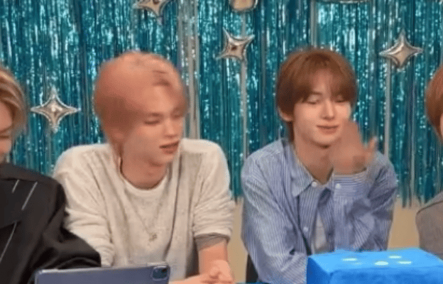 韩振美美媚粉中往旁边一看申惟表情天都塌了 脖子也缩了 手也收起来了 锐因好神圣又