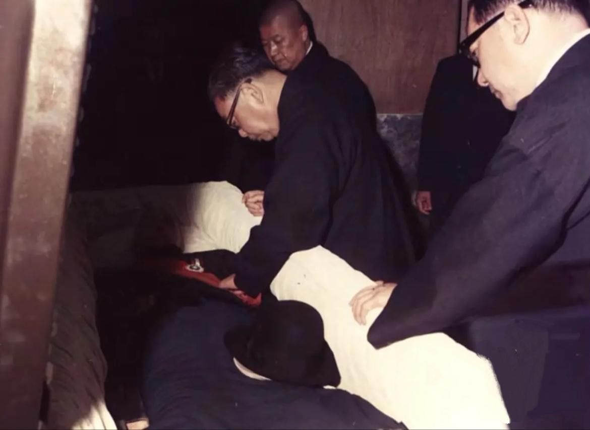 1975年4月5日，88岁的蒋校长病逝之后，长子蒋经国和次子蒋纬国身穿素服，为躺