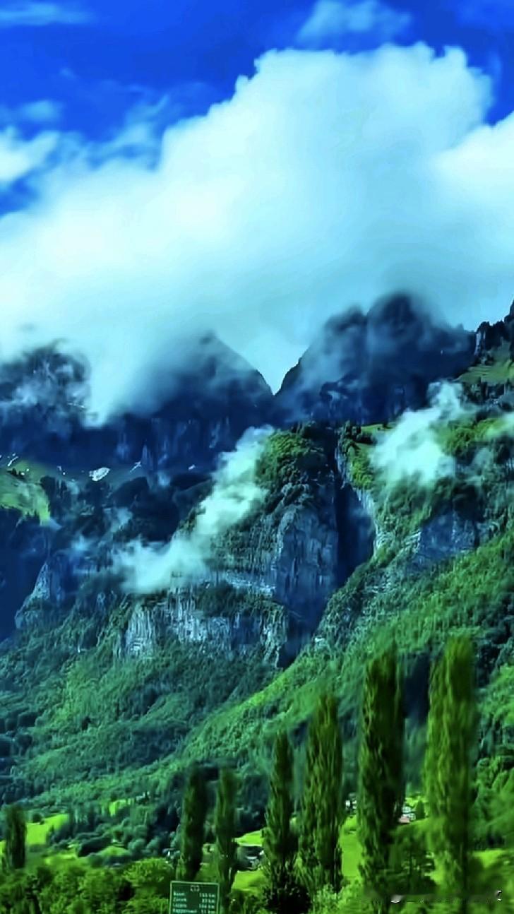 [烟花][助威彩旗]云雾缭绕山峦间，绿意盎然入画来。