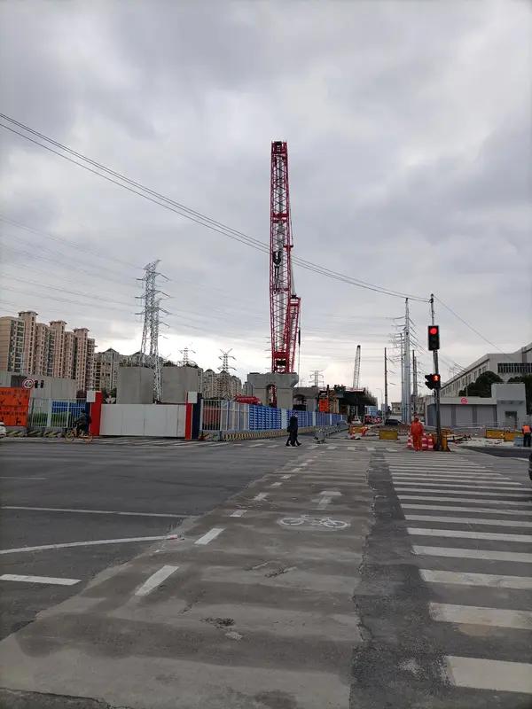 上海警方通报：49岁女子为吸粉引流，用AI生成发布上海嘉闵线施工区发生地面塌陷的