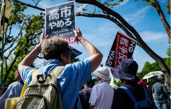现在不管日本背后有没有美国，咱们已经不打算继续等下去了，王毅曾直言：我们有权对日
