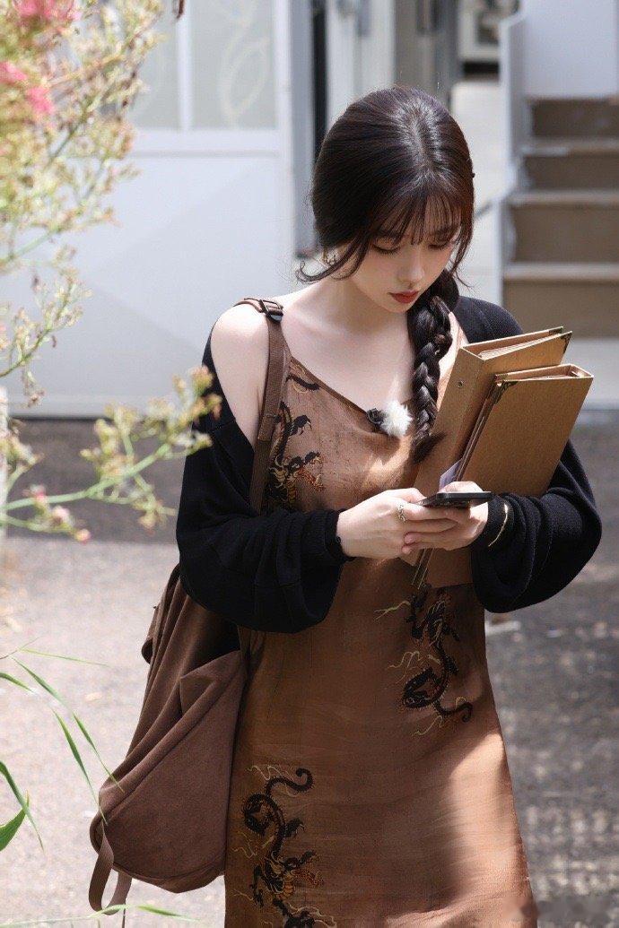 #虞书欣U领国风刺绣裙##虞书欣刺绣吊带裙簪发麻花辫# 虞书欣U领国风刺绣裙，刺