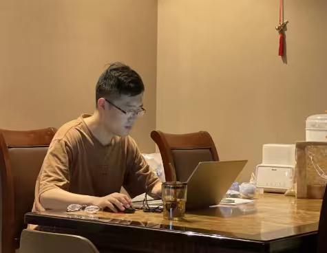 你以为技术越发达，人越轻松？错，技术从没解放过人类，它只是把体力活变成了脑力活，