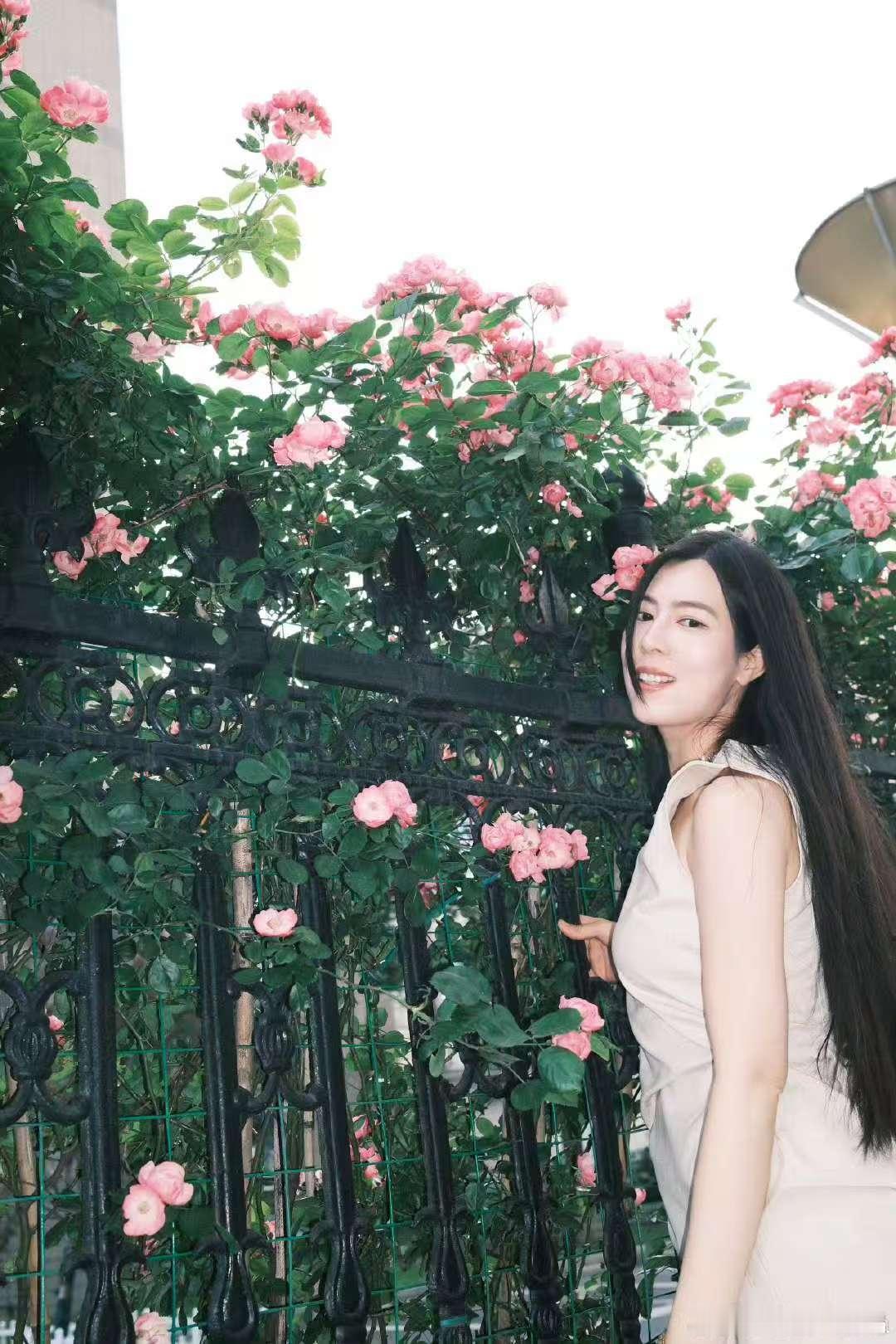 唐香玉和杨笠 女性互助的样子太耀眼！杨笠为唐香玉撑伞的温柔，藏着脱口秀演员的共鸣